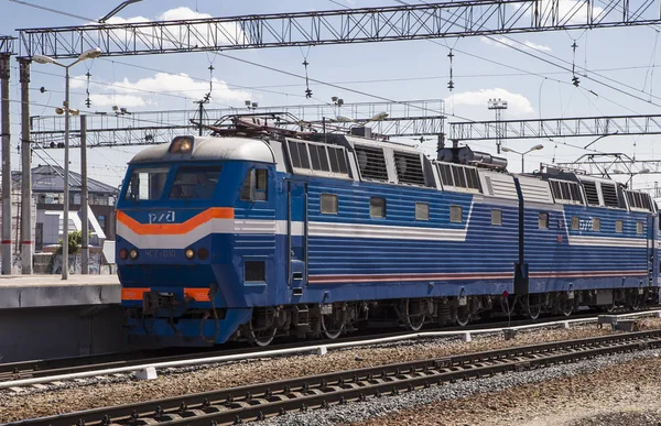 火车在莫斯科客运平台 （Kursky 铁路终端） 上的是九个主要铁路车站在莫斯科，俄罗斯之一 — 图库照片