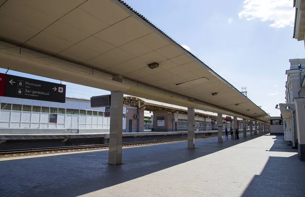 Plataforma de pasajeros (terminal de ferrocarril Kursky) es una de las nueve principales estaciones de tren en Moscú, Rusia — Foto de Stock