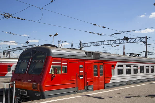 Train sur la plate-forme passagers de Moscou (terminal ferroviaire Kursky) est l'une des neuf principales gares ferroviaires de Moscou, en Russie — Photo