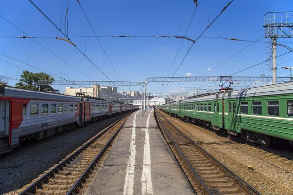 Train sur la plate-forme passagers de Moscou (terminal ferroviaire Kursky) est l'une des neuf principales gares ferroviaires de Moscou, en Russie — Photo