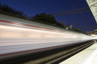 Moskova yolcu platformu (Belorussky tren istasyonu)--gece trende Rusya'nın Moskova kentinde dokuz ana tren istasyonları biridir. 1870 yılında açıldı ve mevcut haliyle 1907-1912 yılında yeniden inşa edildi  