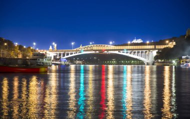 Moskova Nehri, Andreyevsky Köprüsü ışığında gece ışıklar renkli. Moscow, Rusya Federasyonu
