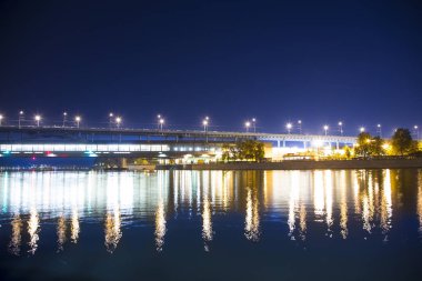 Moskova Nehri, Andreyevsky Köprüsü ışığında gece ışıklar renkli. Moscow, Rusya Federasyonu