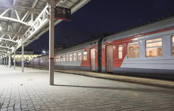 Train sur le quai des passagers de Moscou la nuit (gare Belorussky) -- est l'une des neuf principales gares ferroviaires de Moscou, en Russie. Il a été ouvert en 1870 et reconstruit dans sa forme actuelle en 1907-1912 — Photo