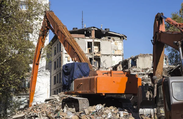 Demolizione di una vecchia casa. Mosca, Russia — Foto Stock