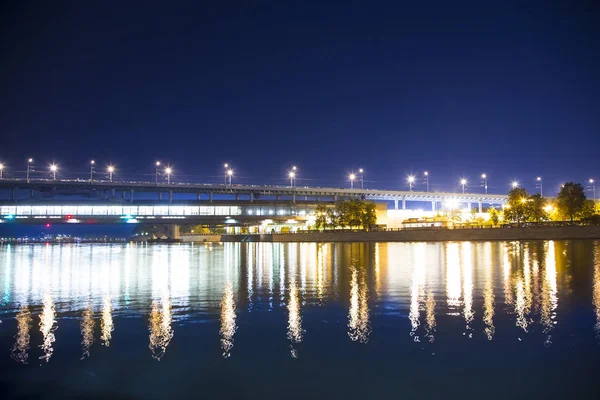 Río Moskva, puente Andreyevsky a la luz de las luces de color de la noche. Moscú, Rusia — Foto de Stock