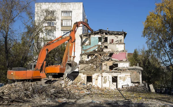 Demolition of an old house. Moscow, Russia — Stock Photo, Image