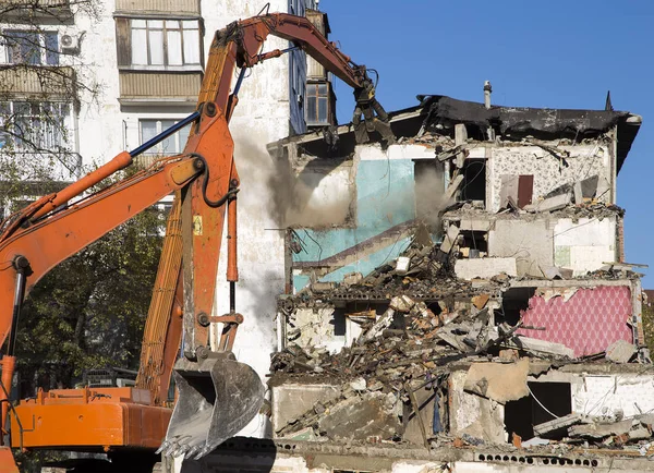 Demolition of an old house. Moscow, Russia — Stock Photo, Image
