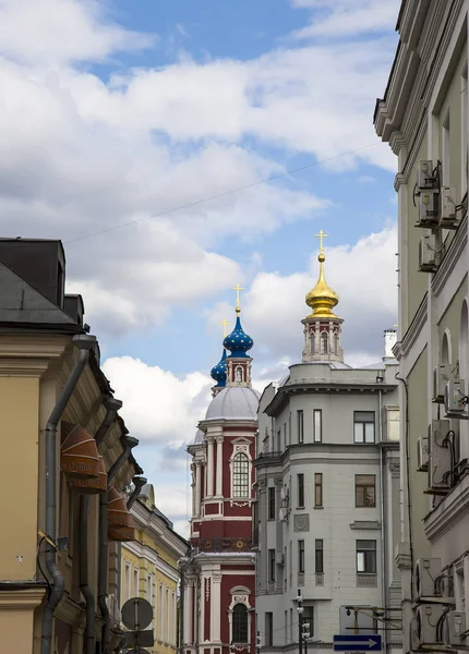 Barockkirche des Heiligen Klemens in Moskau, Russland. dieser große kirchliche Komplex wurde im 18. Jahrhundert erbaut. — Stockfoto