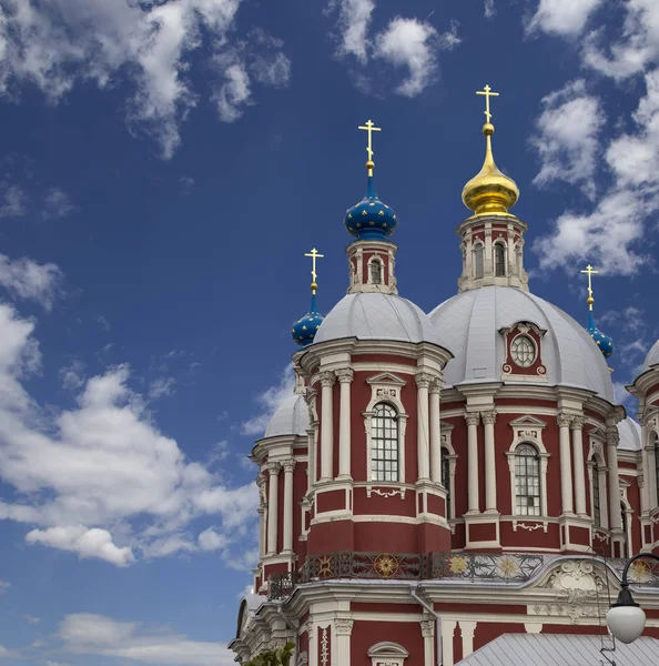 Iglesia barroca de San Clemente en Moscú, Rusia. Este gran complejo eclesiástico fue construido en el siglo XVIII . — Foto de Stock