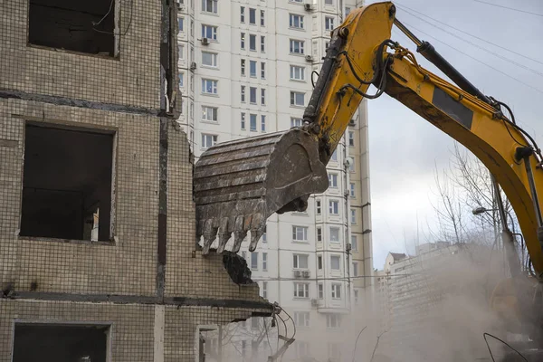 Demolition of an old house. Moscow, Russia — Stock Photo, Image