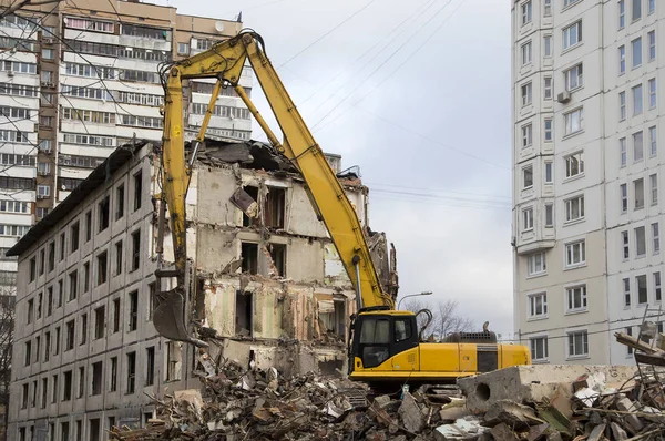 Demolizione di una vecchia casa. Mosca, Russia — Foto Stock