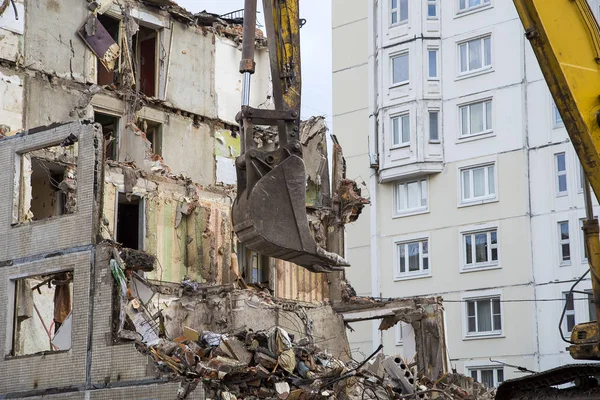 Demolición de una casa vieja. Moscú, Rusia —  Fotos de Stock