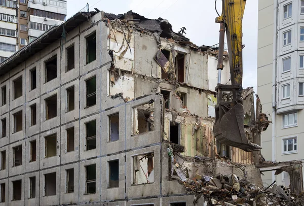 Demolizione di una vecchia casa. Mosca, Russia — Foto Stock