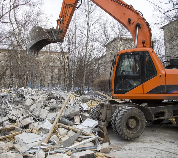 Demolizione di una vecchia casa. Mosca, Russia — Foto Stock