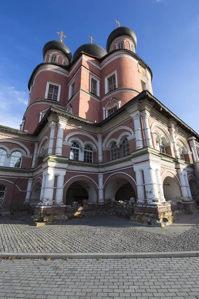 Donskoy klooster. Middeleeuwse Russische kerken op het grondgebied--klooster werd opgericht in 1591 en gebruikt een fort. Moskou, Rusland — Stockfoto