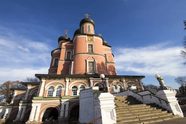 Mosteiro de Donskoy. Igrejas medievais russas no território mosteiro foi criada em 1591 e costumava ser uma fortaleza. Moscou, Rússia — Fotografia de Stock