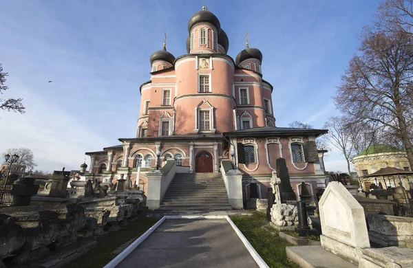 Μονή Ντονσκόι. Μεσαιωνική ρωσική εκκλησίες στο έδαφος--μοναστήρι ιδρύθηκε το 1591 και χρησιμοποιείται για να είναι ένα φρούριο. Μόσχα, Ρωσία — Φωτογραφία Αρχείου