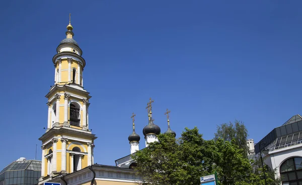 Kyrkan av St nicholas i tolmachi på den statliga tretyakov Galleri, Moskva, Ryssland — Stockfoto