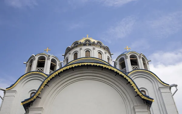 Yasenevo、モスクワ、ロシアでの神の母の保護の教会です。寺は 2009 年に設立され、寄付金から手数料で負けました — ストック写真