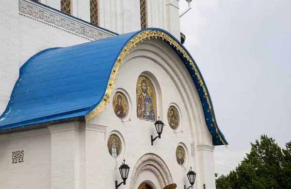 Igreja da Proteção da Mãe de Deus em Yasenevo, Moscou, Rússia. O templo foi fundado no ano de 2009 e custou taxas de doações — Fotografia de Stock