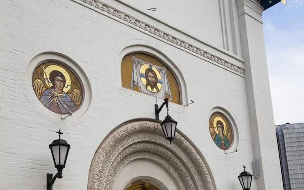 Ναός της Αγίας Σκέπης της Θεοτόκου στο Yasenevo, Μόσχα, Ρωσία. Ο ναός ιδρύθηκε το έτος 2009 και κοστολογούνται στις αμοιβές από δωρεές — Φωτογραφία Αρχείου