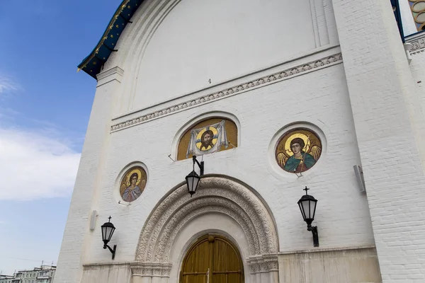 Yasenevo, Moskova, Rusya, Tanrının annesi korunması Kilisesi. Tapınağın 2009 yılında kurulmuş ve bağış ücretleri mal oldu — Stok fotoğraf