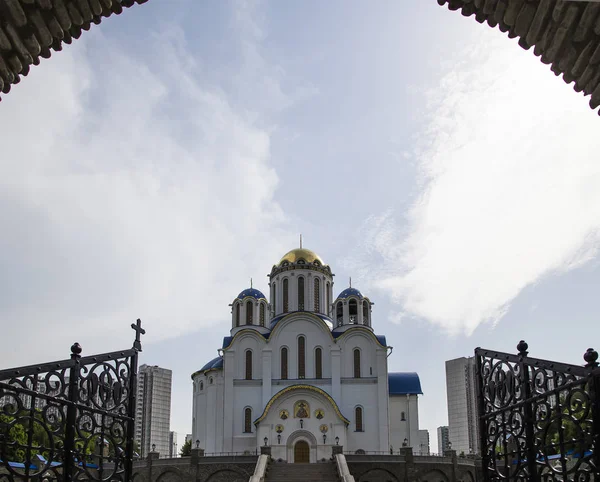Yasenevo, 모스크바, 러시아에는 하나님의 어머니의 보호의 교회. 성전 2009 년에 설립 되었고 costed 기부에서 수수료에 — 스톡 사진
