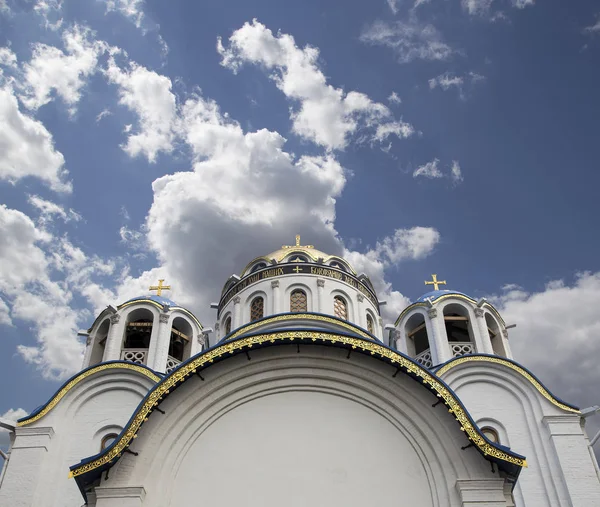 Kyrkan av skydd av Moder Gud vid Yasenevo, Moskva, Ryssland. Templet grundades 2009 år och kostade på avgifter från donationer — Stockfoto