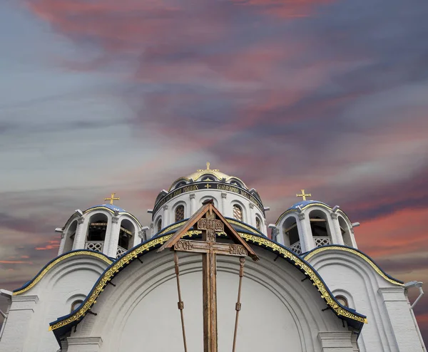 Церковь Покрова Пресвятой Богородицы в Ясенево, Москва, Россия. Храм был основан в 2009 году и стоил на пожертвования — стоковое фото