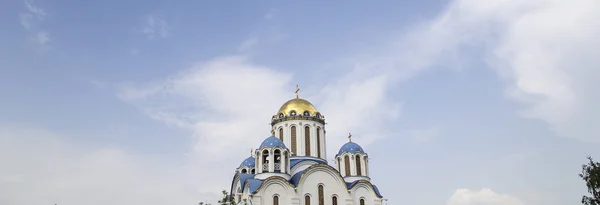 Church of the Protection of the Mother of God at Yasenevo, Moscow, Russia. The temple was founded in the 2009 year and costed on fees from donations — Stock Photo, Image