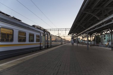 Moskova yolcu platformu (Belorussky tren istasyonu)--gece trende Rusya'nın Moskova kentinde dokuz ana tren istasyonları biridir. 1870 yılında açıldı ve mevcut haliyle 1907-1912 yılında yeniden inşa edildi  