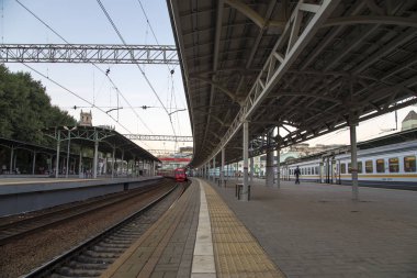 yolcu platformu gece (Belorussky tren istasyonu)--dokuz ana tren istasyonları, Moskova, Rusya biridir. 1870 yılında açıldı ve mevcut haliyle 1907-1912 yılında yeniden inşa edildi 