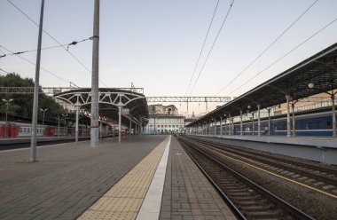 yolcu platformu gece (Belorussky tren istasyonu)--dokuz ana tren istasyonları, Moskova, Rusya biridir. 1870 yılında açıldı ve mevcut haliyle 1907-1912 yılında yeniden inşa edildi 