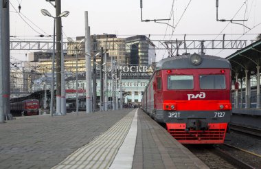 Moskova yolcu platformu (Belorussky tren istasyonu)--gece trende Rusya'nın Moskova kentinde dokuz ana tren istasyonları biridir. 1870 yılında açıldı ve mevcut haliyle 1907-1912 yılında yeniden inşa edildi  