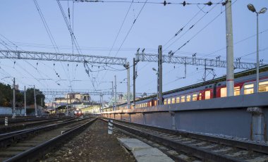 Moskova yolcu platformu (Belorussky tren istasyonu)--gece trende Rusya'nın Moskova kentinde dokuz ana tren istasyonları biridir. 1870 yılında açıldı ve mevcut haliyle 1907-1912 yılında yeniden inşa edildi  