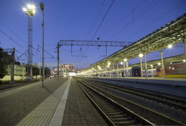 yolcu platformu gece (Belorussky tren istasyonu)--dokuz ana tren istasyonları, Moskova, Rusya biridir. 1870 yılında açıldı ve mevcut haliyle 1907-1912 yılında yeniden inşa edildi 