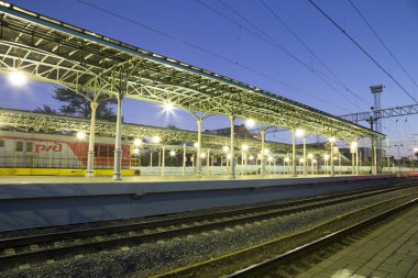 yolcu platformu gece (Belorussky tren istasyonu)--dokuz ana tren istasyonları, Moskova, Rusya biridir. 1870 yılında açıldı ve mevcut haliyle 1907-1912 yılında yeniden inşa edildi 