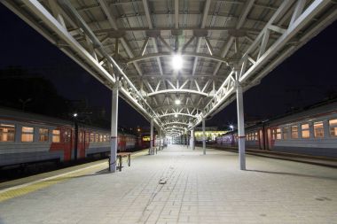yolcu platformu gece (Belorussky tren istasyonu)--dokuz ana tren istasyonları, Moskova, Rusya biridir. 1870 yılında açıldı ve mevcut haliyle 1907-1912 yılında yeniden inşa edildi 