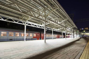 Moskova yolcu platformu (Belorussky tren istasyonu)--gece trende Rusya'nın Moskova kentinde dokuz ana tren istasyonları biridir. 1870 yılında açıldı ve mevcut haliyle 1907-1912 yılında yeniden inşa edildi  