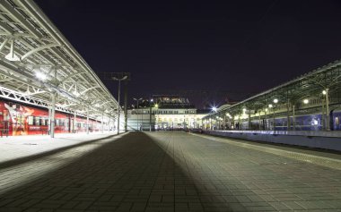 yolcu platformu gece (Belorussky tren istasyonu)--dokuz ana tren istasyonları, Moskova, Rusya biridir. 1870 yılında açıldı ve mevcut haliyle 1907-1912 yılında yeniden inşa edildi 