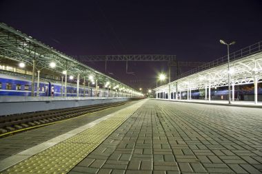 yolcu platformu gece (Belorussky tren istasyonu)--dokuz ana tren istasyonları, Moskova, Rusya biridir. 1870 yılında açıldı ve mevcut haliyle 1907-1912 yılında yeniden inşa edildi 