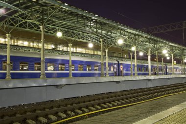 Moskova yolcu platformu (Belorussky tren istasyonu)--gece trende Rusya'nın Moskova kentinde dokuz ana tren istasyonları biridir. 1870 yılında açıldı ve mevcut haliyle 1907-1912 yılında yeniden inşa edildi  
