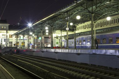 Moskova yolcu platformu (Belorussky tren istasyonu)--gece trende Rusya'nın Moskova kentinde dokuz ana tren istasyonları biridir. 1870 yılında açıldı ve mevcut haliyle 1907-1912 yılında yeniden inşa edildi  