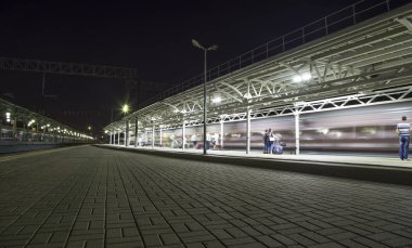 yolcu platformu gece (Belorussky tren istasyonu)--dokuz ana tren istasyonları, Moskova, Rusya biridir. 1870 yılında açıldı ve mevcut haliyle 1907-1912 yılında yeniden inşa edildi 