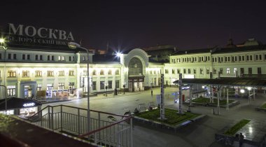 Belorussky tren istasyonu gece--Rusya'nın Moskova kentinde dokuz ana tren istasyonları biridir. 1870 yılında açıldı ve mevcut haliyle 1907-1912 yılında yeniden inşa edildi     