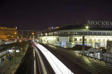 Belorussky tren istasyonu gece--Rusya'nın Moskova kentinde dokuz ana tren istasyonları biridir. 1870 yılında açıldı ve mevcut haliyle 1907-1912 yılında yeniden inşa edildi     