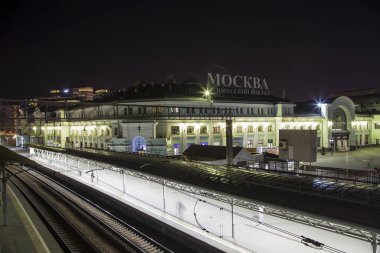 Belorussky tren istasyonu gece--Rusya'nın Moskova kentinde dokuz ana tren istasyonları biridir. 1870 yılında açıldı ve mevcut haliyle 1907-1912 yılında yeniden inşa edildi     