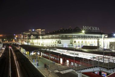yolcu platformu gece (Belorussky tren istasyonu)--dokuz ana tren istasyonları, Moskova, Rusya biridir. 1870 yılında açıldı ve mevcut haliyle 1907-1912 yılında yeniden inşa edildi 