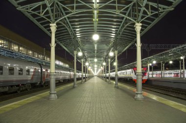 yolcu platformu gece (Belorussky tren istasyonu)--dokuz ana tren istasyonları, Moskova, Rusya biridir. 1870 yılında açıldı ve mevcut haliyle 1907-1912 yılında yeniden inşa edildi 